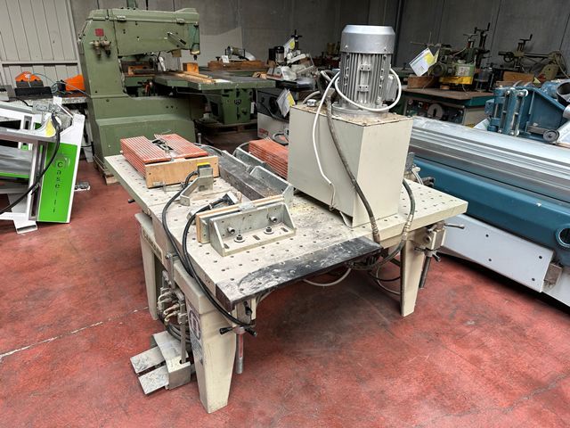 4PR652501-Caselli-Group-HYDRAULIC-CLAMP-WITH-FOLDING-BENCHES-CAMAM-SI3L (1).jpeg